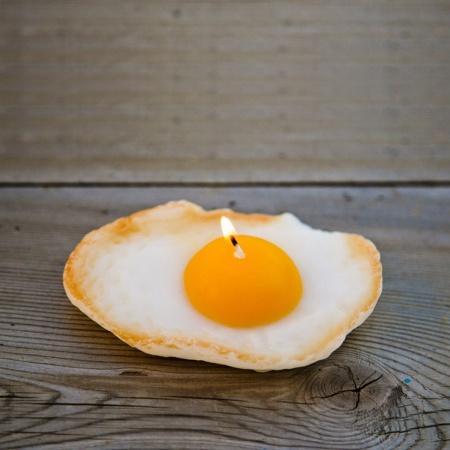 鸡蛋插蜡烛过生日图片