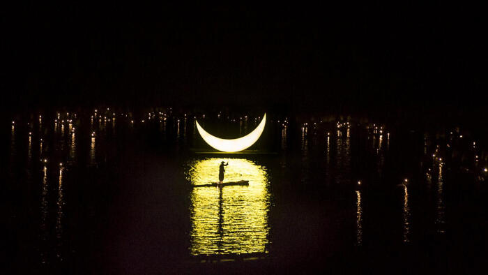 夜晚江上crescentmoon