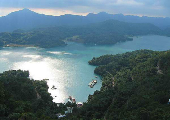 宁静的日月潭吸引大量船民,渔民,登山者,骑自行车的人莅临.