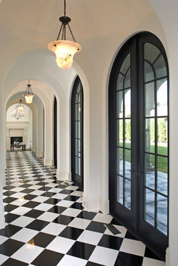 圆形门洞的长廊,圆形的黑色对开玻璃门,黑白棋盘格