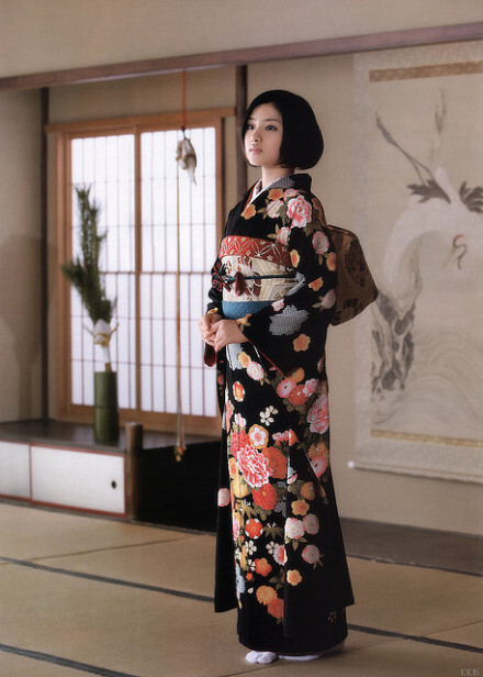 浴衣(ゆかた)—— 和服的一种,为日本夏季期间的一种衣着.