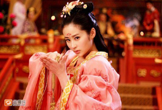 2009年在《书剑恩仇录》中出演香香公主一角而开始受到关注,随后主演