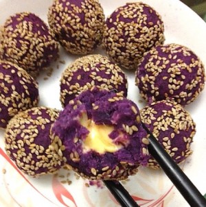食材:紫薯 红豆 芝士片 牛奶 糯米粉 白芝麻 小贴士: 其实大家看到了