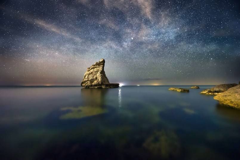 摄影师拍摄精美星空照片:旋转星空似彩虹,这是一份由46岁的天文摄影师