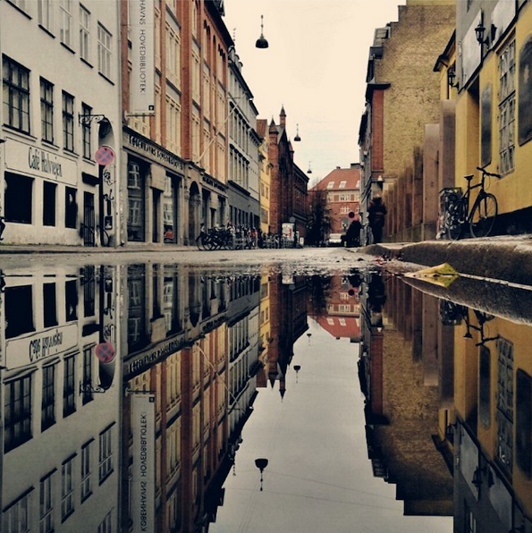 独特颠倒反射的城市景观