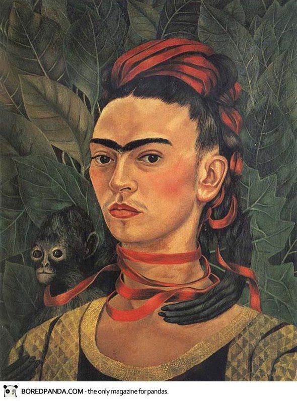 画中是个有连心眉的女人,那是弗里达画的