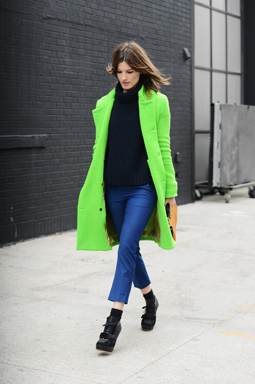 亮眼的荧光绿大衣搭配蓝色七分裤和系带鞋,线条明快简洁,却富有摩登