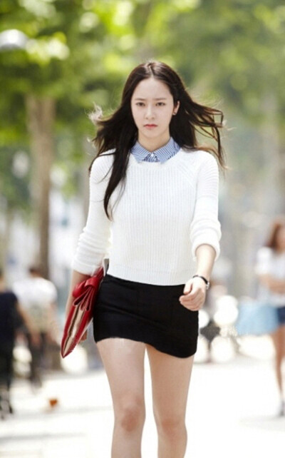 郑秀晶韩剧《继承者们》女二郑秀晶的剧照:白色套头毛衫里衬一件衬衣