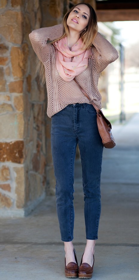 藕粉色针织衫,怀旧调调的牛仔裤,复古和甜美的最好诠释哦