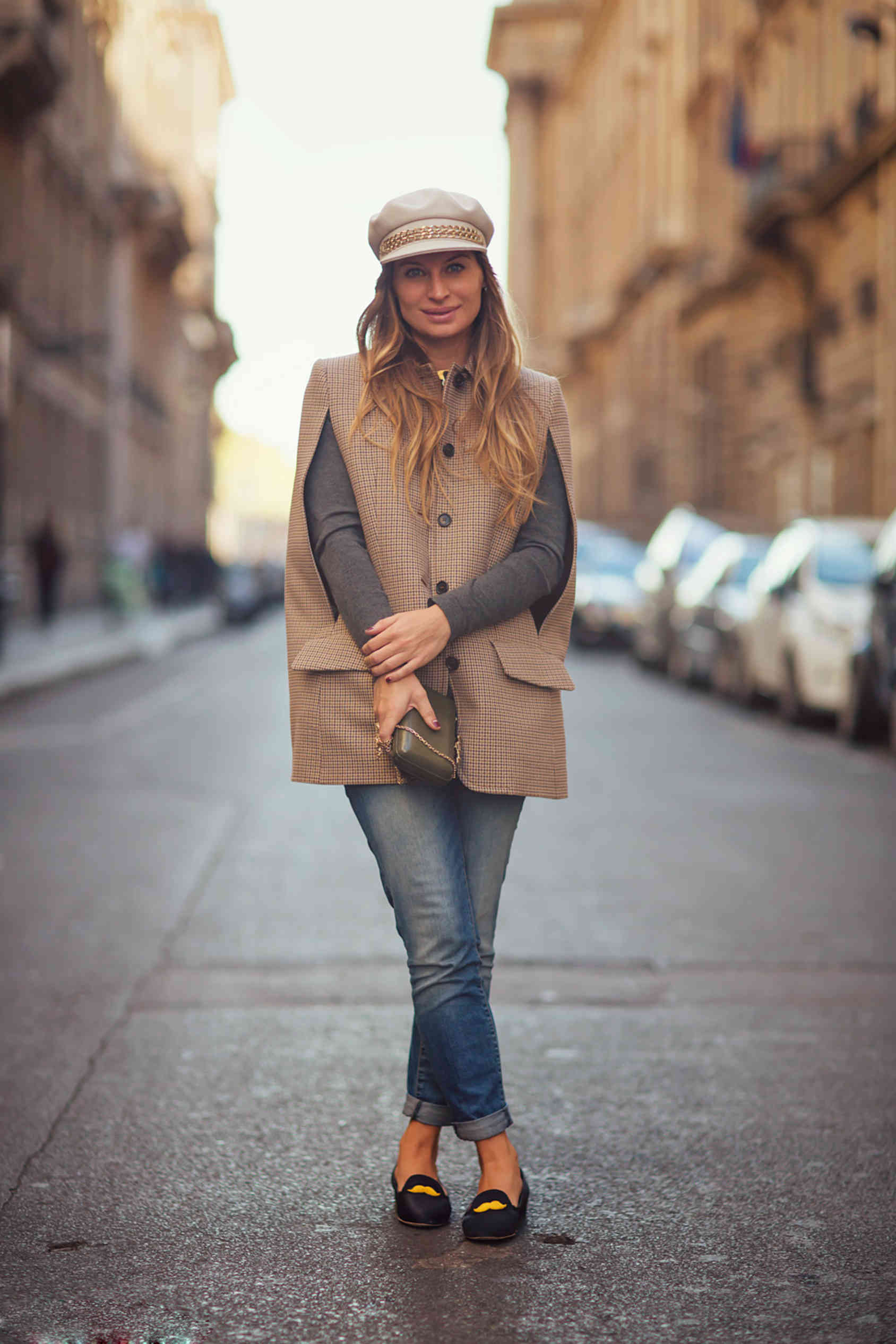 卡其色格纹斗篷大衣,充满了浓郁的复古英伦风.