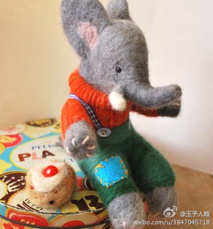 ruth的羊毛毡动物,让人想起毕翠克丝·波特画笔下的动物形象,神气的穿