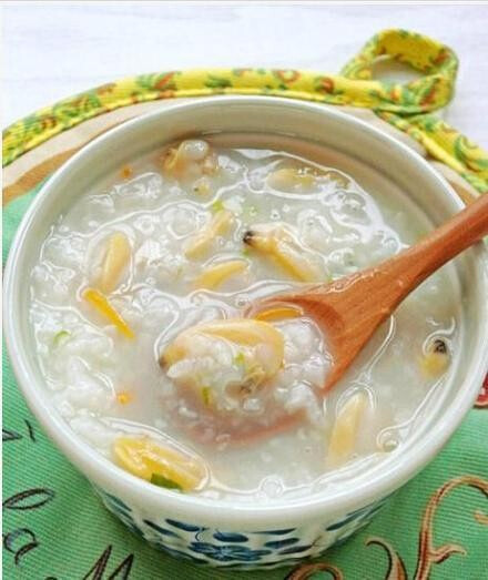 【胡萝卜蛤蜊粥】做法:蛤蜊放入清水中,点适量香油使其吐尽泥沙;蛤蜊