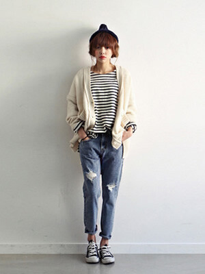 宽松针织外套搭配条纹t恤,打造简单慵懒范,磨破牛仔裤&amp;低帮