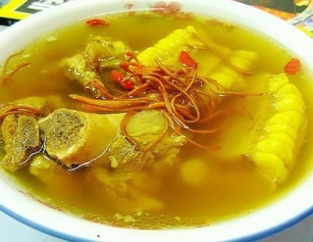 【虫草花龙骨汤】腔骨加料酒焯水;汤料用清水泡2分钟,沥干;紫砂锅内