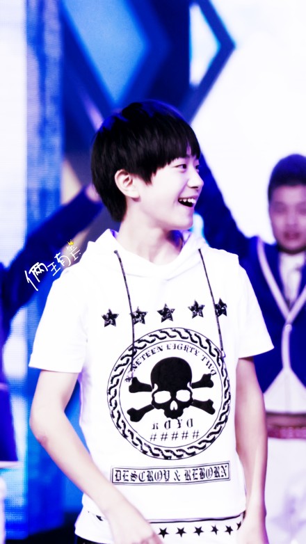 易烊千玺#请记住这个笑起来有梨涡的男孩子@tfboys-易烊千玺,他十三岁