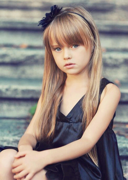 9岁的俄罗斯小模特克里斯汀娜