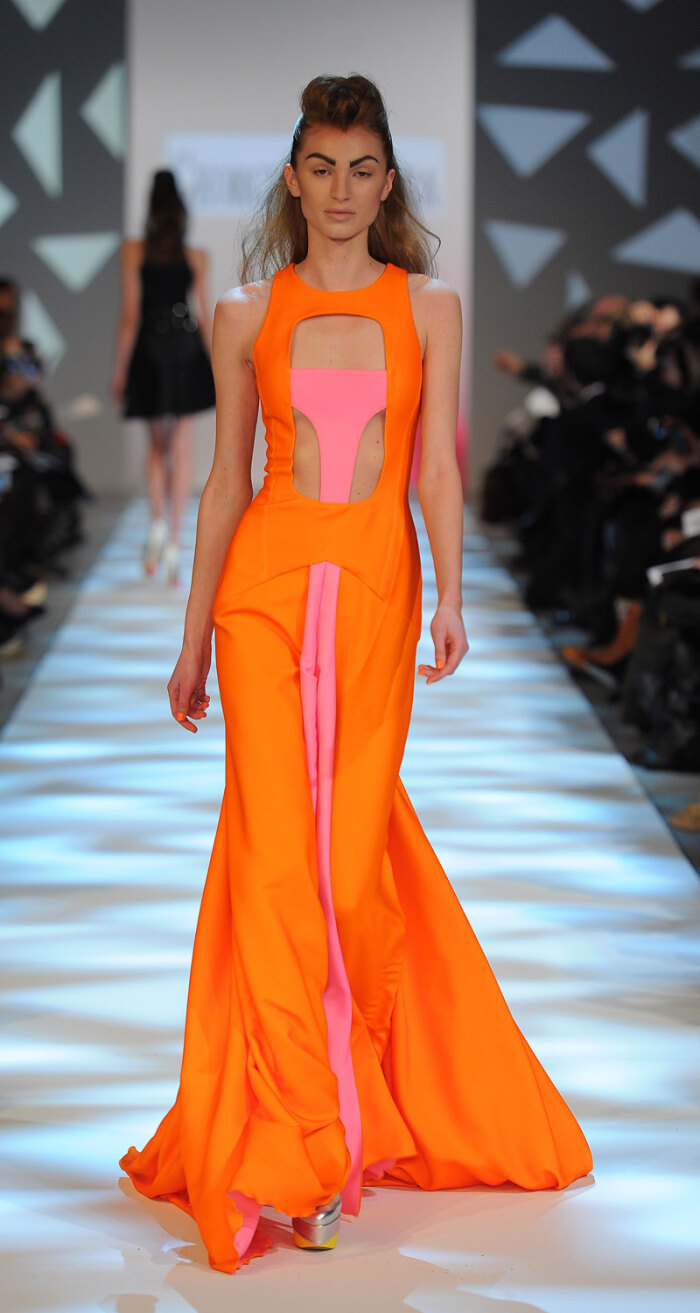 本季的georges chakra徜徉在色彩的海洋,服装设计幽雅大方,色彩华丽而