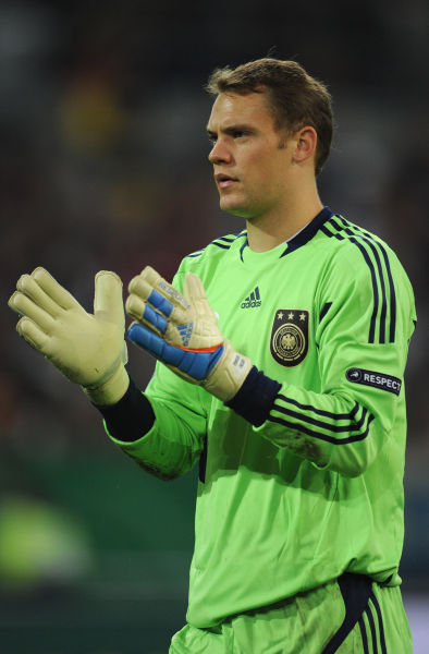 诺伊尔(德国) 英文名:manuel neuer 生日:1986-3-27 身高:1.