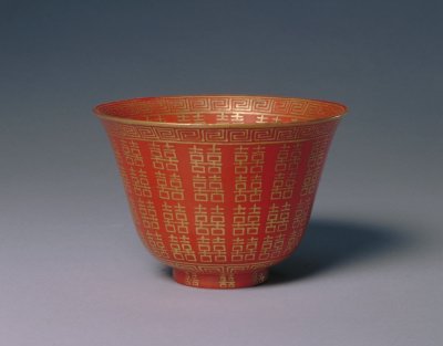 红地描金喜字碗,清同治,高7.2cm,口径10.5cm,足径3.9cm.