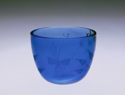 蓝料花草蝴蝶纹杯,清,高4.6cm,口径6cm,足径2.9cm.清宫旧藏.