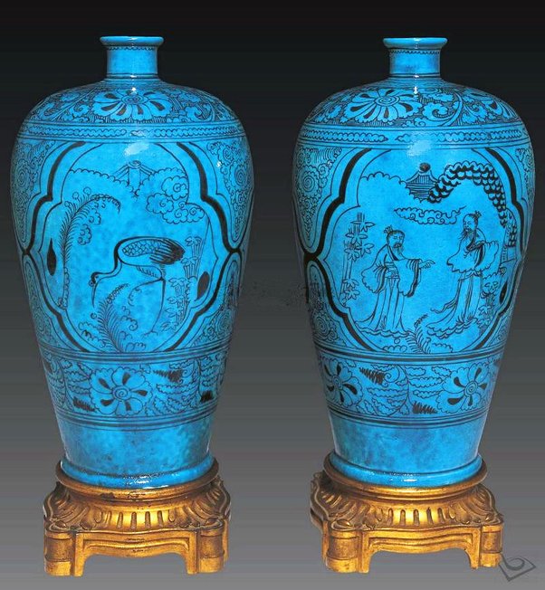 明代青花孔雀蓝开光人物梅瓶高26cm 孔雀蓝釉也称法蓝,珐蓝,翠蓝,为铜