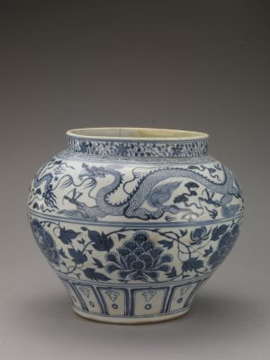 元青花缠枝牡丹云龙纹罐故宫藏