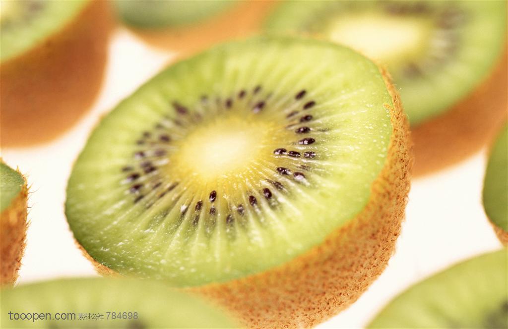 新鲜水果-被切开的猕猴桃摆放在一起高清摄影图片素材