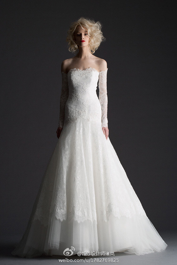 这一系列婚纱所选用的精美面料是一大看点,也正是因此,设计师选择了