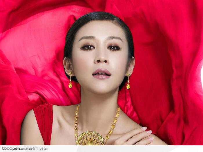 美女明星苗圃高清广告摄影桌面美女图片素材胸大珠宝休闲裤图片