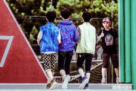 tfboys背影照团体,tfboys三人背影照澄海 tfboys# #陪tfboys长大# 喜欢你们的背影,喜欢那一致的步调,喜欢这种