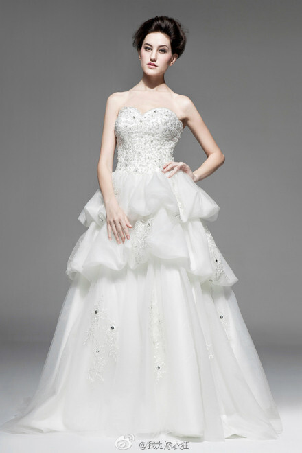 sibaili 极致优雅的新娘婚纱,复古感的立体褶皱,晶莹水钻点缀全身