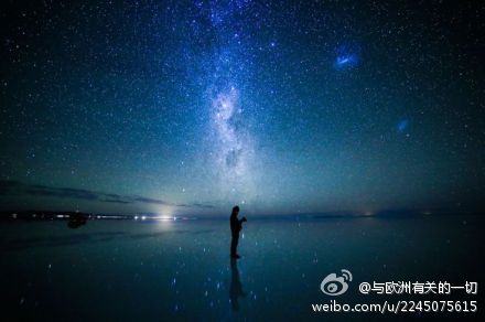 夜晚,"天空之镜"乌尤尼盐沼变成了"星空之镜"