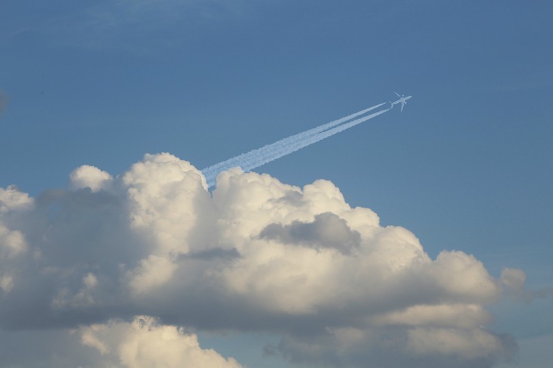 飞机划过天际