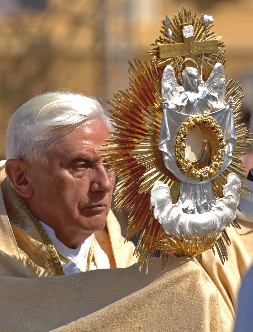 【the monstrance】在很多照片中能教皇及宗教人员手里举着的东西叫