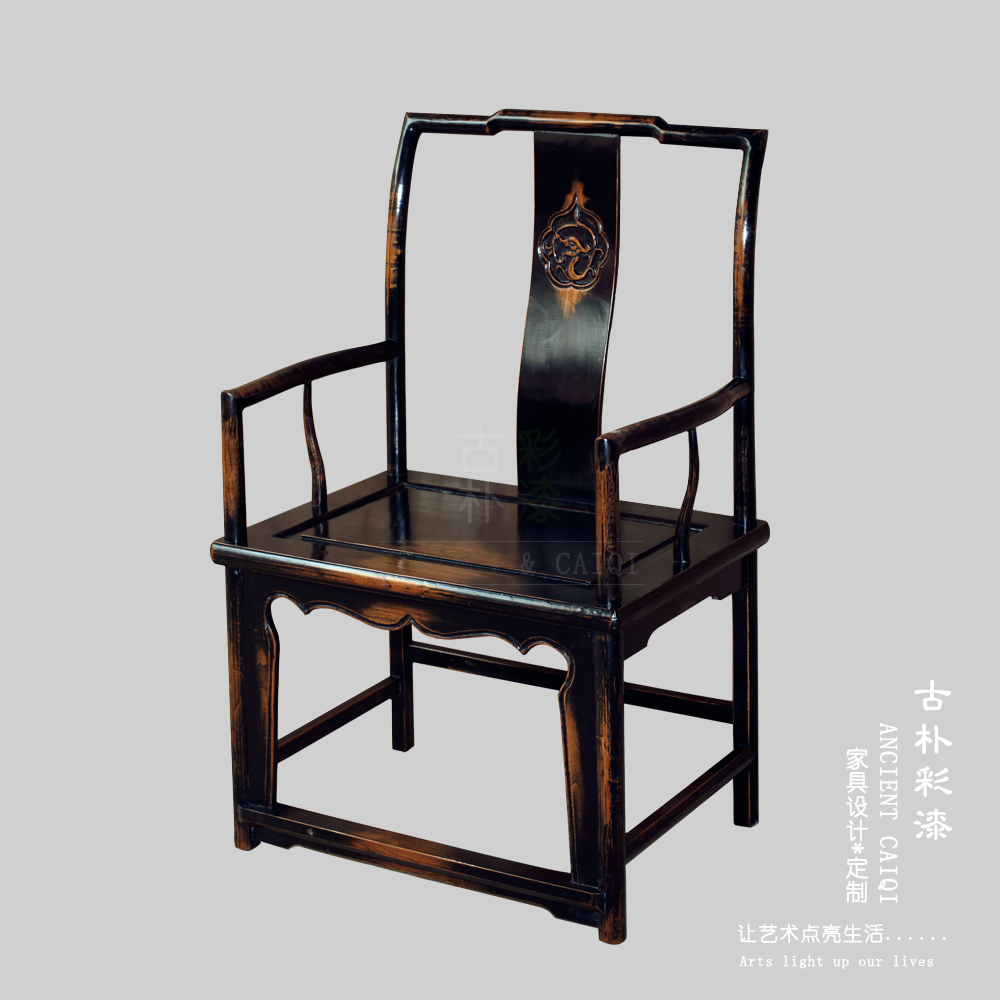 此太师椅用料厚重,选材精良,显示出大度的气质和风度,精致的浮雕和
