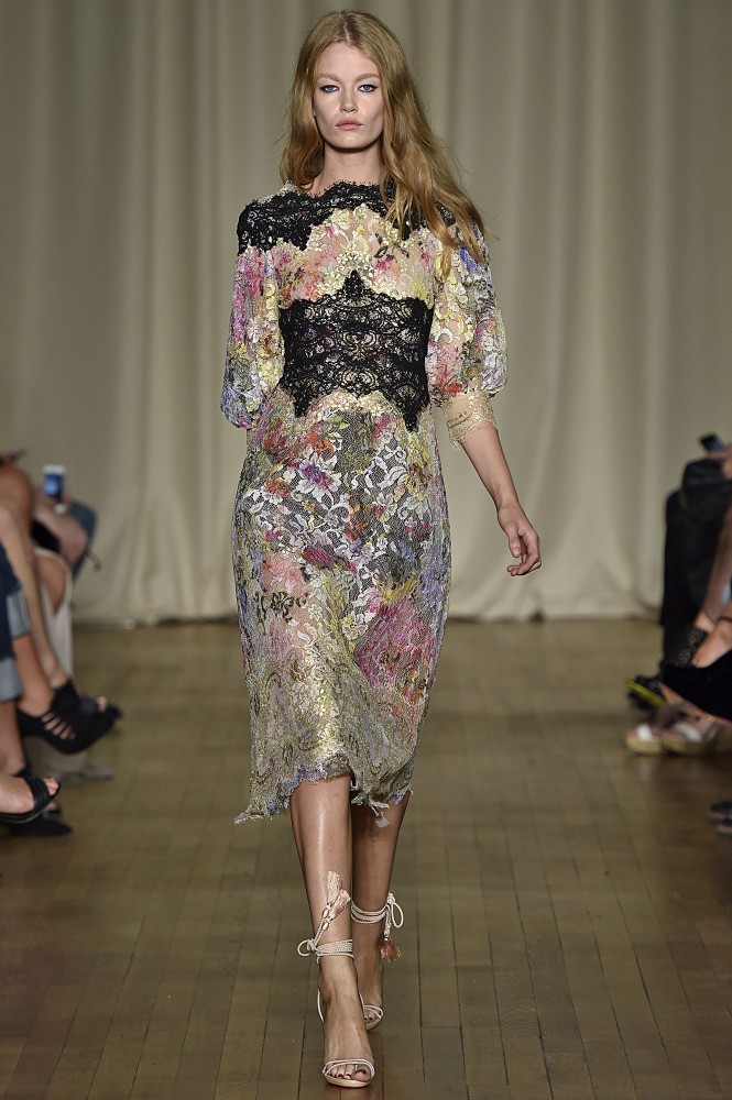 marchesa为我们带来了花的海洋,应用丝绸,欧根纱,蕾