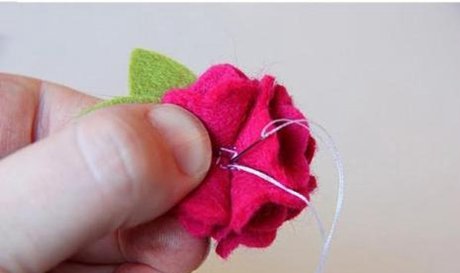 今天教大家做一款简单的不织布绣球花,别在腰间特别可爱呢!