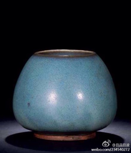 通体施天青色乳光釉,釉面满布细小棕眼,釉层肥润,匀净淡雅.