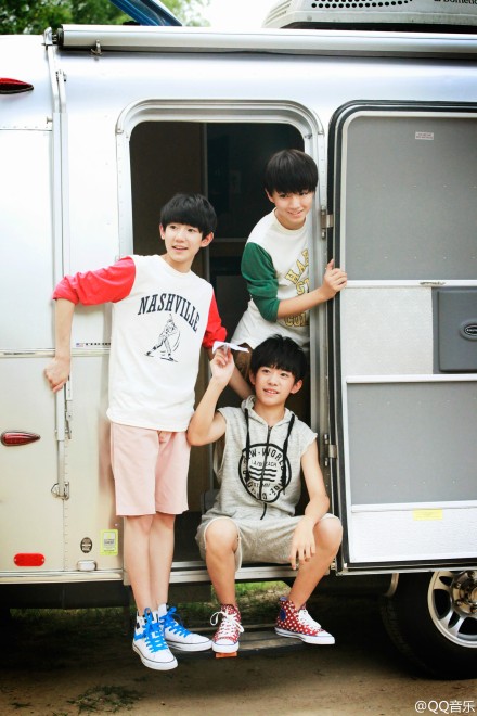 秋意渐浓的季节,让我们跟着@tfboys 的最新单曲《快乐环岛》一起回味