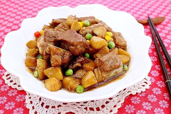 【芋头烧排骨】1. 芋头洗净,去皮,切块,放入热油中炸熟. 2.