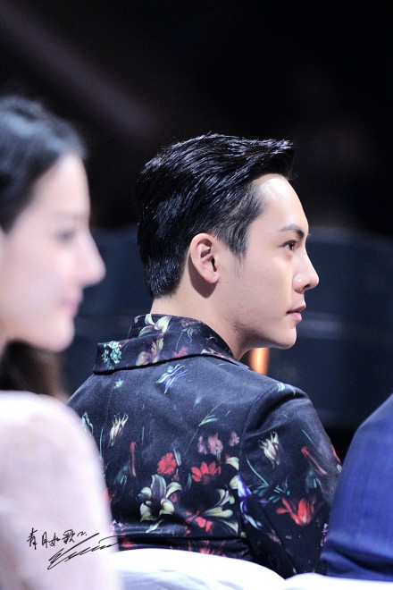 陈伟霆# 远远看著你,甜甜哒 (←狗仔队小青青又来啦) 等等的 #侧颜杀