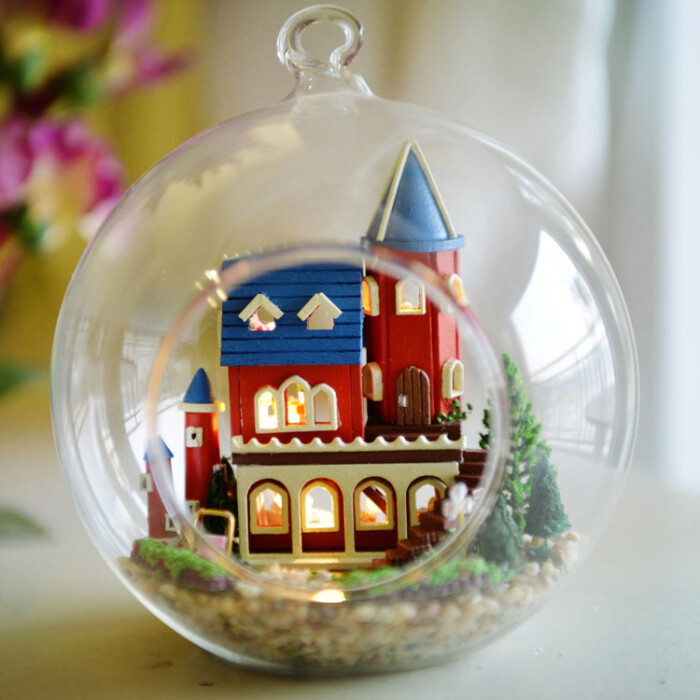 透明的玻璃球里,装着小小的小房子,小小的空间里,满载着我们满满的