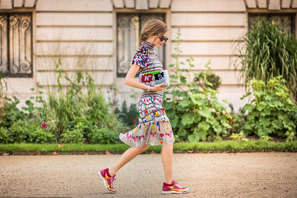 超模明星们穿着运动鞋上演"街拍大片";各大时尚品牌与运动品牌跨界