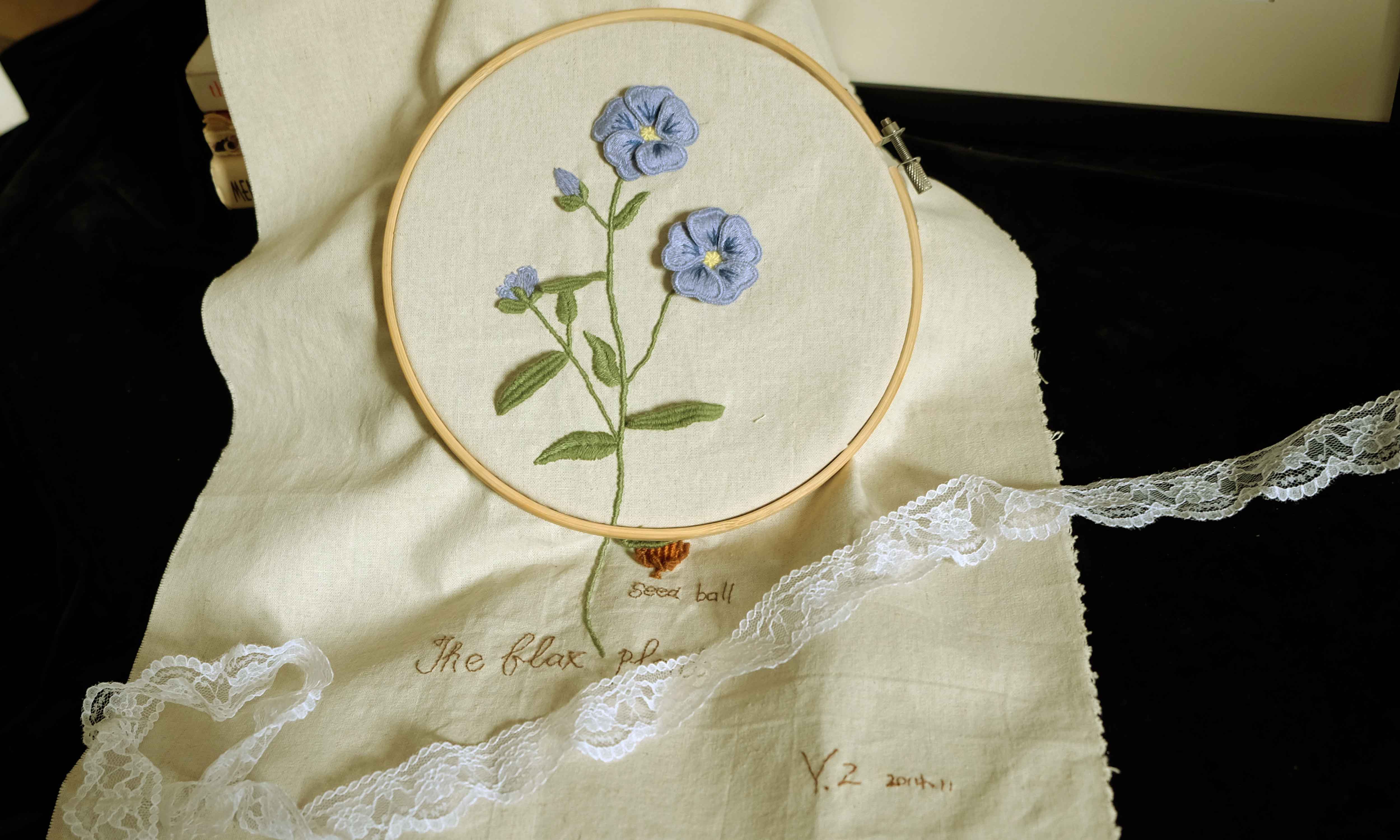 一副立体刺绣的装饰画,不仅花瓣是立体连种子都是立体的