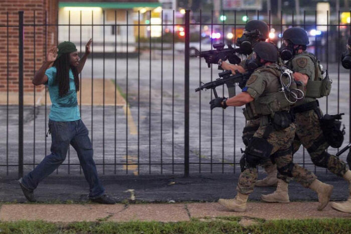 的黑人少年后,这张照片使得对于种族歧视和警察军事化的讨论继续升温