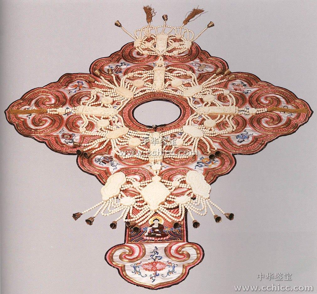 清乾隆 白缎绣吉庆有余纹象牙璎珞衣