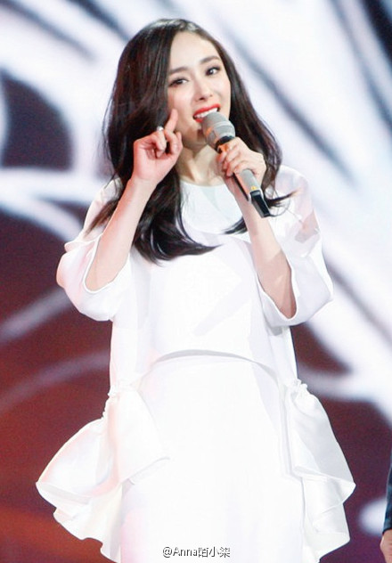 杨幂# 大幂幂湖南跨年演唱会高清美图9p分享~白裙红唇大长腿!