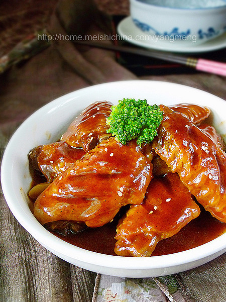 蚝油焖鸡翅 【原料】:鸡翅【配料】: 姜片 蒜片【调料】: 蚝油 番茄酱
