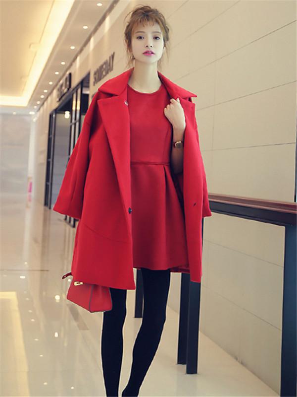 红色连衣裙搭配大衣图图片