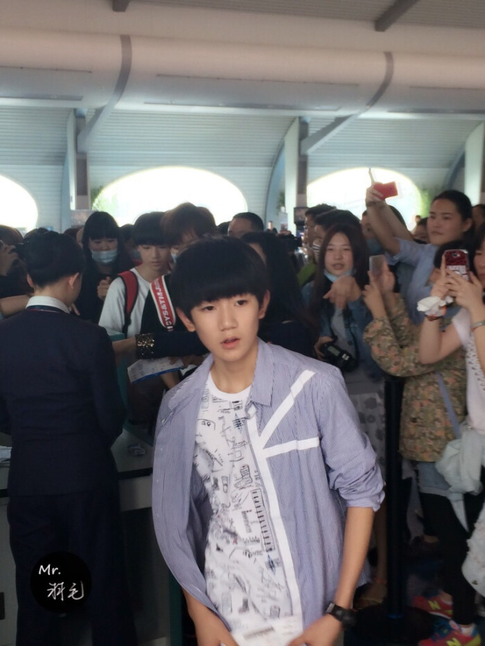 王源140413 重庆赴北京 cr:羽毛gege